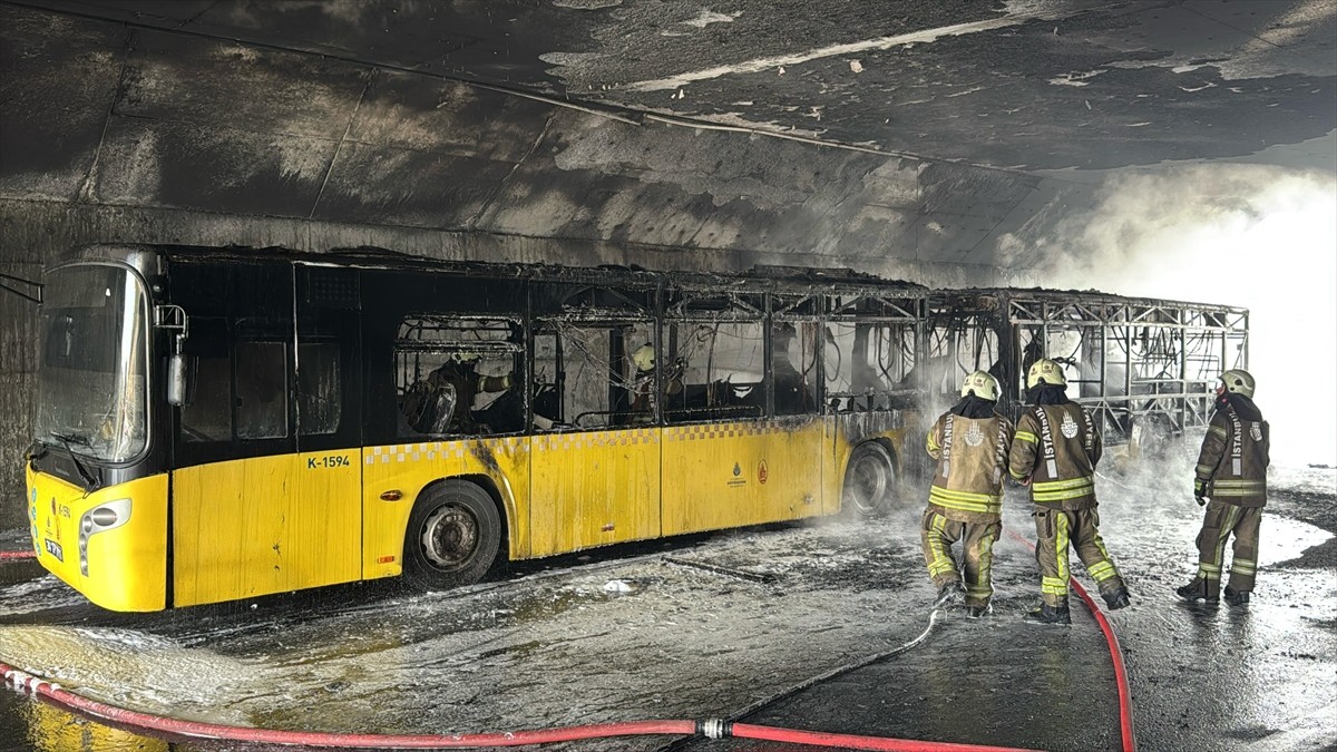 Başakşehir'de içinde yolcuların bulunduğu İETT otobüsü seyir halindeyken çıkan yangında...