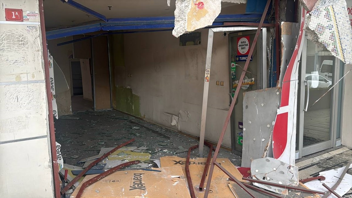 Başakşehir'de su tankeri, tıp merkezinin bulunduğu binadaki boş iş yerine çarptı.