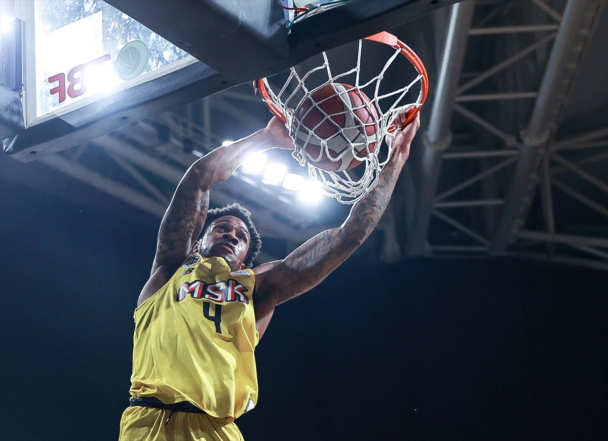 Basketbolda ING Erkekler Türkiye Kupası çeyrek final maçında Mersin Spor ile TOFAŞ, Mersin'deki...