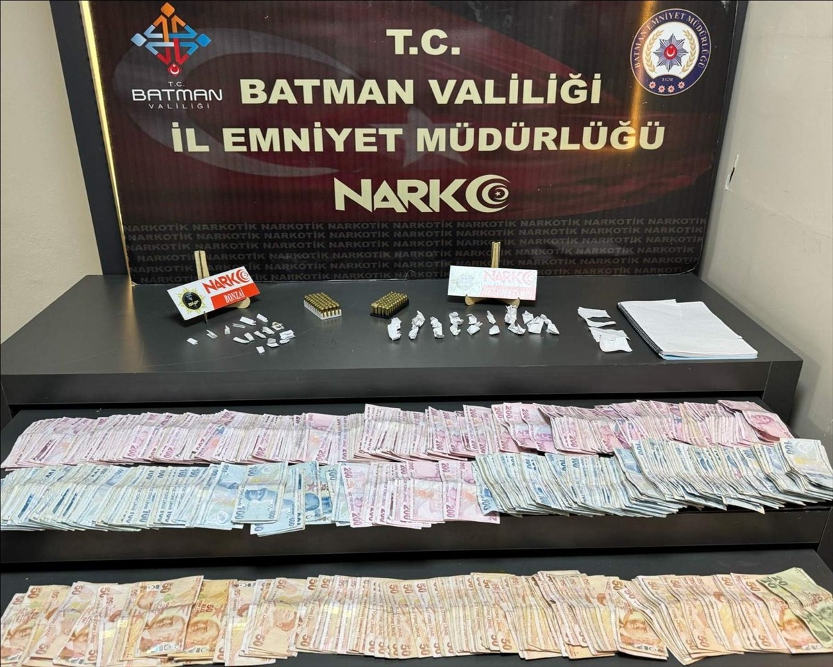 Batman'da düzenlenen uyuşturucu operasyonunda gözaltına alınan 2 şüpheli tutuklandı. Adreslerde...