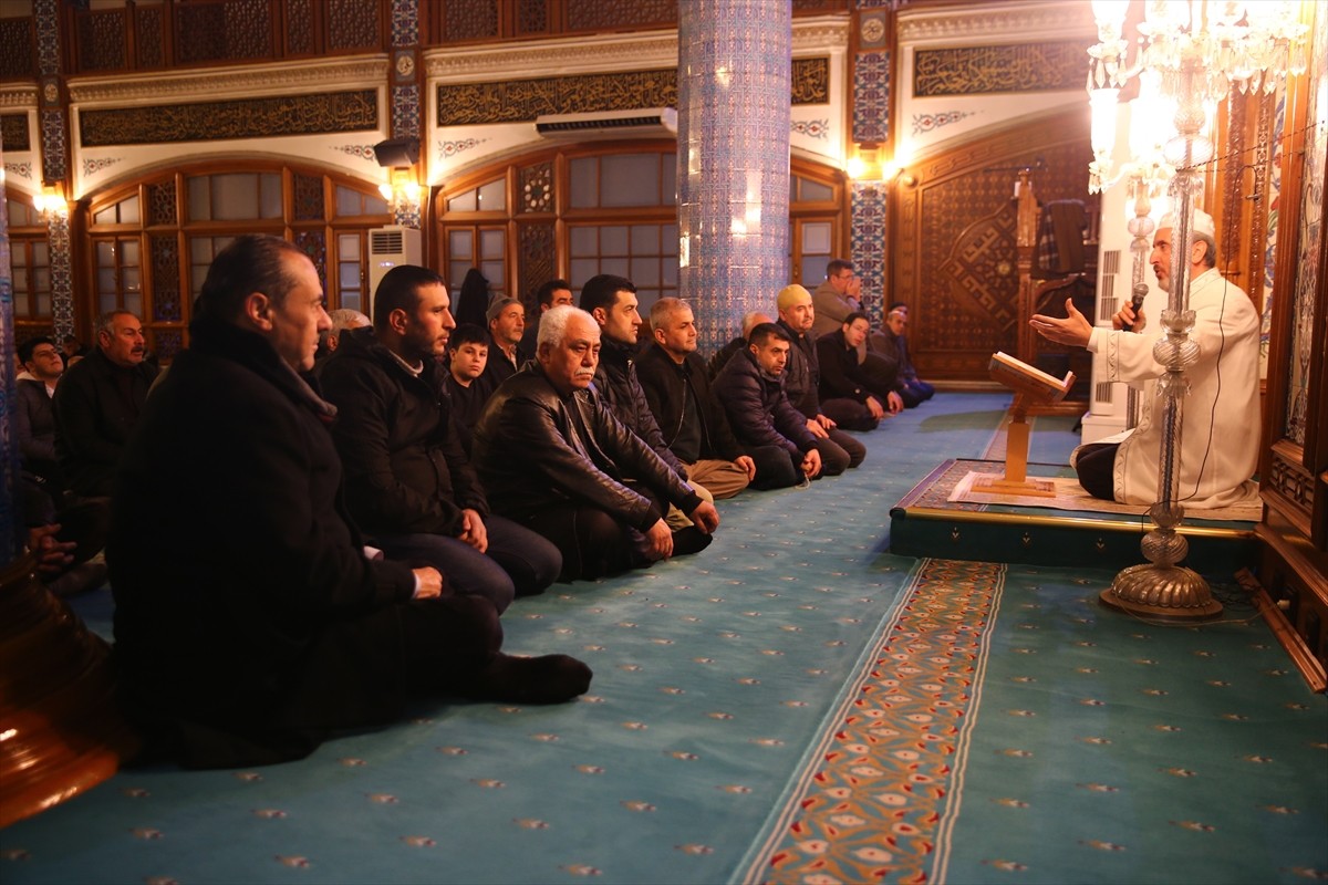 Berat Kandili dolayısıyla Mersin'deki camilerde program düzenlendi. Programda Kur'an-ı Kerim...