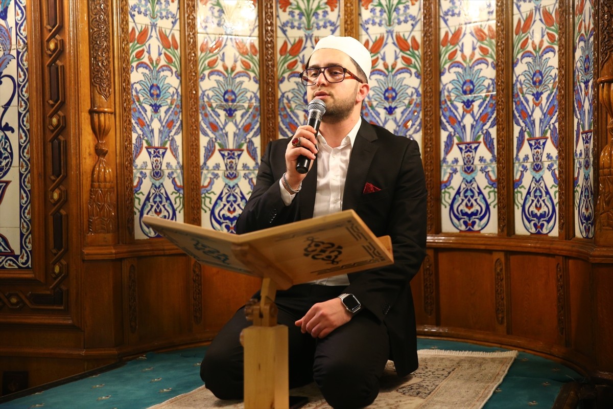 Berat Kandili dolayısıyla Mersin'deki camilerde program düzenlendi. Programda Kur'an-ı Kerim...