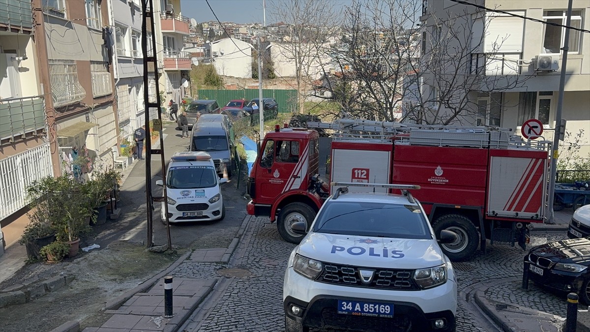 Beşiktaş'ta toprak kayması sonucunda 3 dairede hasar meydana geldi. İhbar üzerine bölgeye polis...