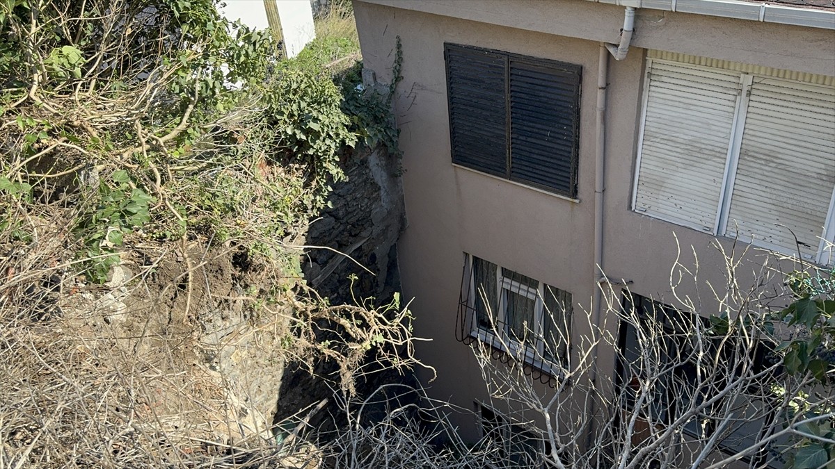 Beşiktaş'ta toprak kayması sonucunda 3 dairede hasar meydana geldi. İhbar üzerine bölgeye polis...