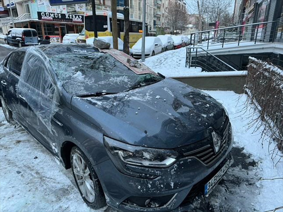 Beylikdüzü Yakuplu Mahallesi'nde gece saatlerinde belediyeye ait kar küreme aracı, yokuştan...