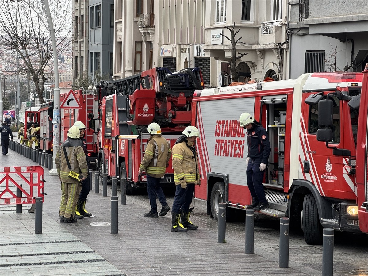 Beyoğlu'nda, vergi dairesinin bodrumunda çıkan yangın itfaiye ekiplerince söndürüldü. Polis...