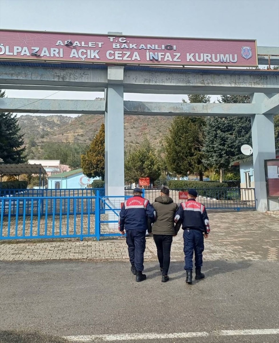 Bilecik'te, boşandığı eşine nafakasını yatırmadığı iddia edilen kişi, tutuklandı.