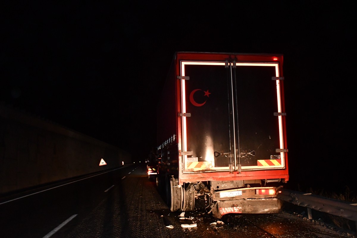 Bilecik'te otomobilin kamyona arkadan çarpması sonucu 5 kişi yaralandı.