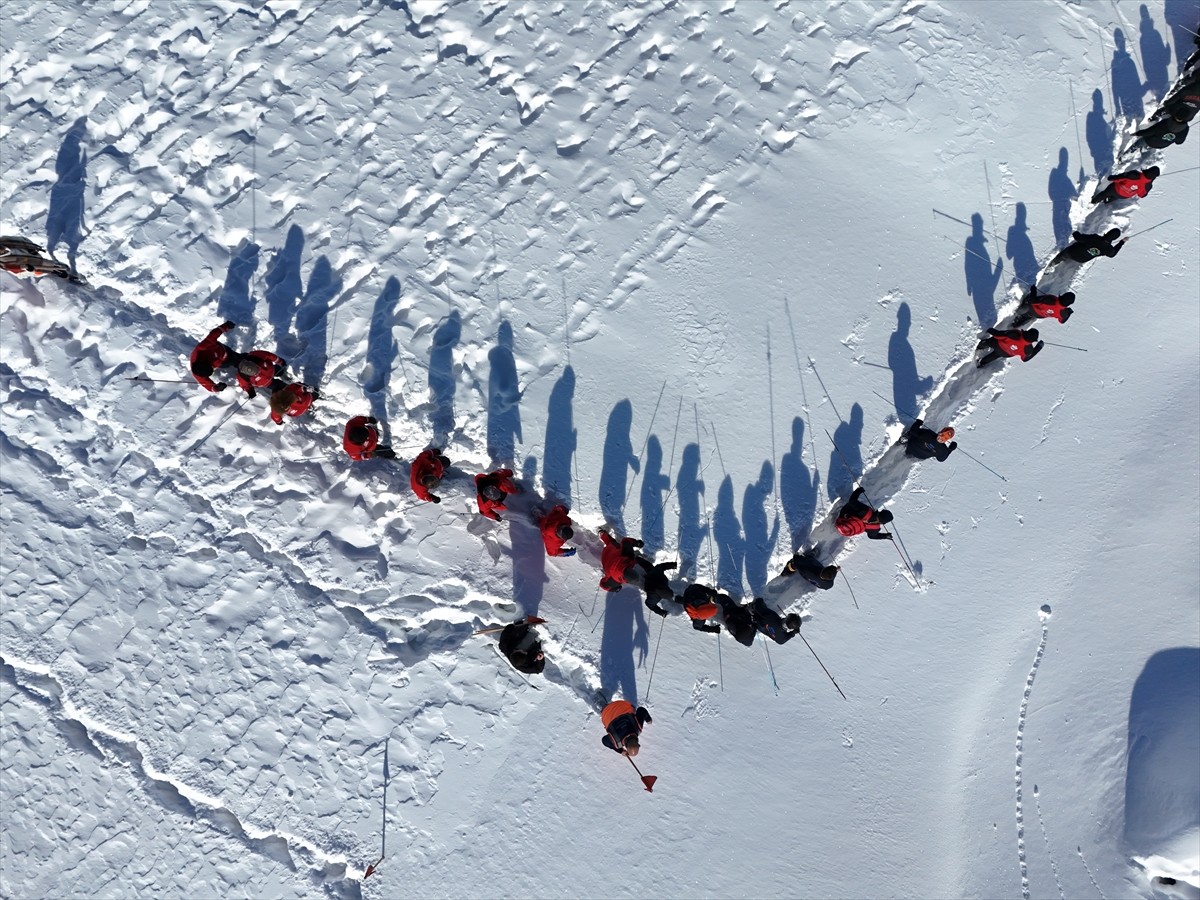 Bingöl'de İl Afet ve Acil Durum Müdürlüğünce (AFAD) arama kurtarma ekiplerine verilen eğitimin...