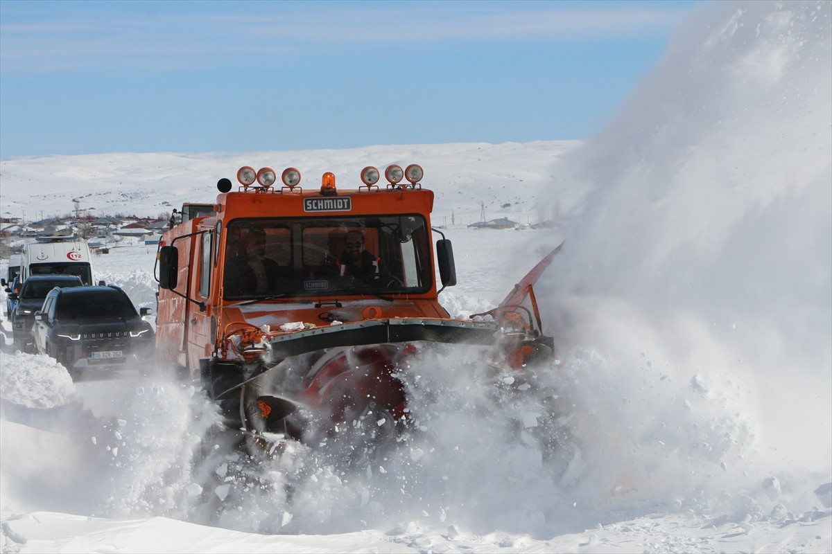 Bingöl'ün Karlıova ilçesinde rahatsızlanan KOAH hastası, yolların kar nedeniyle kapalı olmasından...