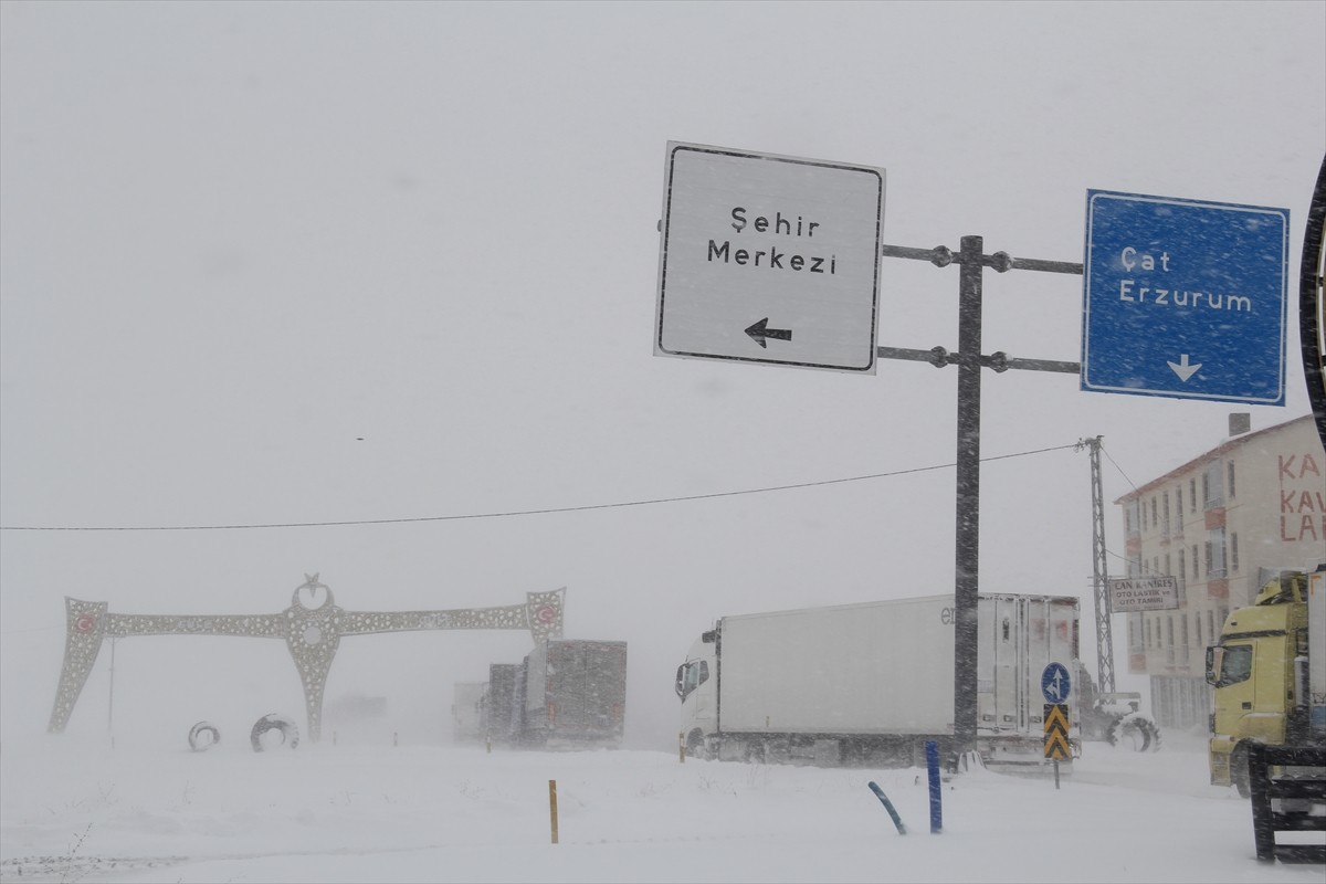 Bingöl-Erzurum kara yolunda kar yağışı ve tipi nedeniyle tır geçişlerine izin verilmiyor.