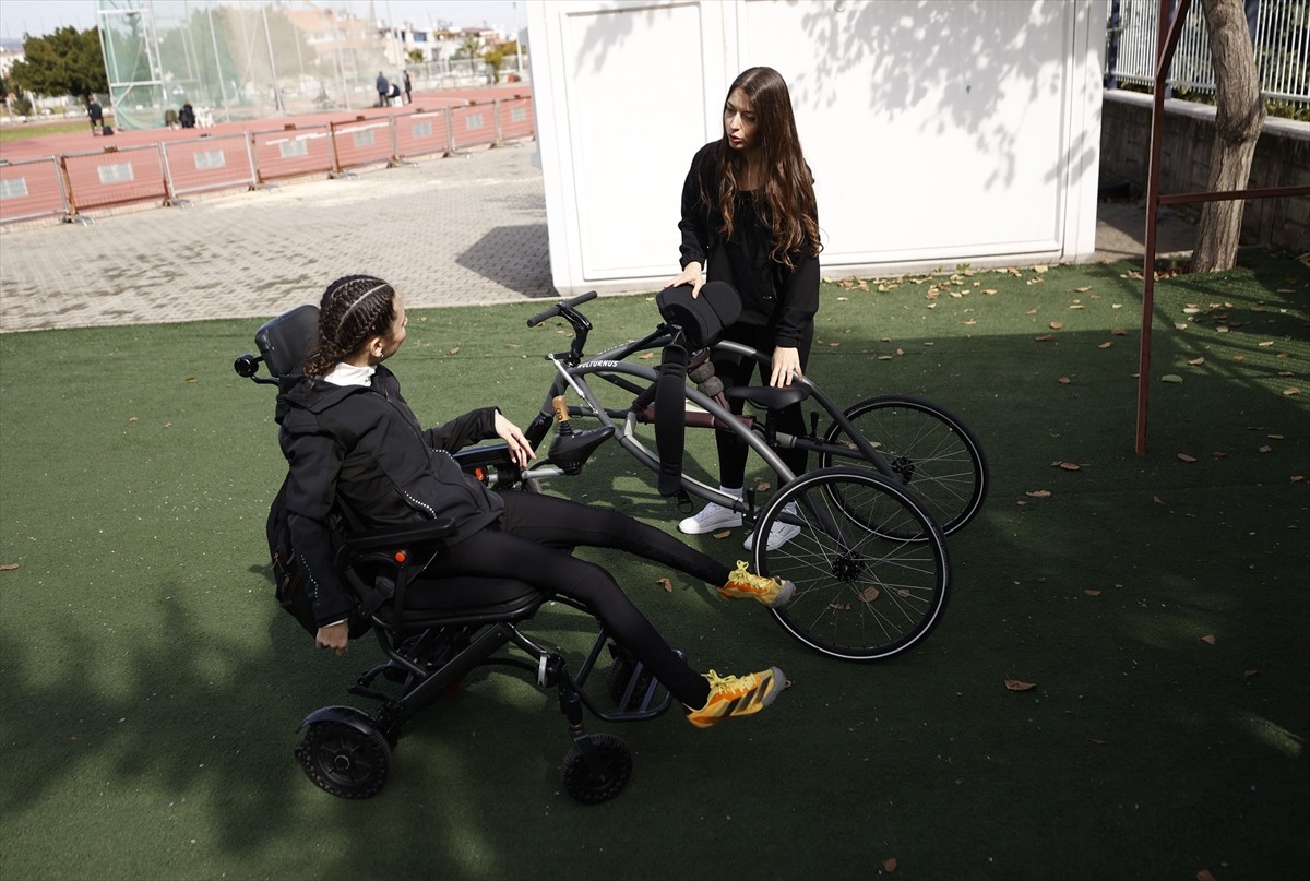 Binicilikte "tek para at terbiyecisi" unvanı sahibi 34 yaşındaki serebral palsili sporcu Canan...