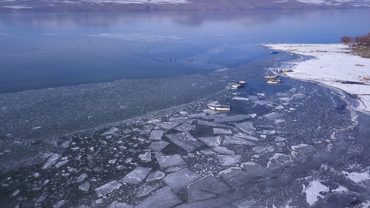 Bitlis'in Ahlat ilçesinde bulunan Nazik Gölü'nün yüzeyi, soğuk havanın etkisiyle buzla...