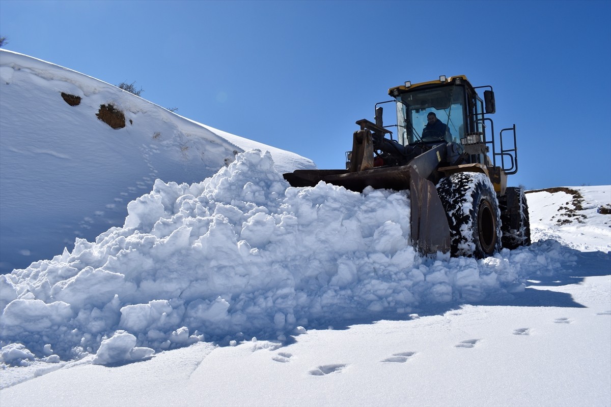 Bitlis'te İl Özel İdaresi ekiplerince karla mücadele ve yol açma çalışmaları devam ediyor.