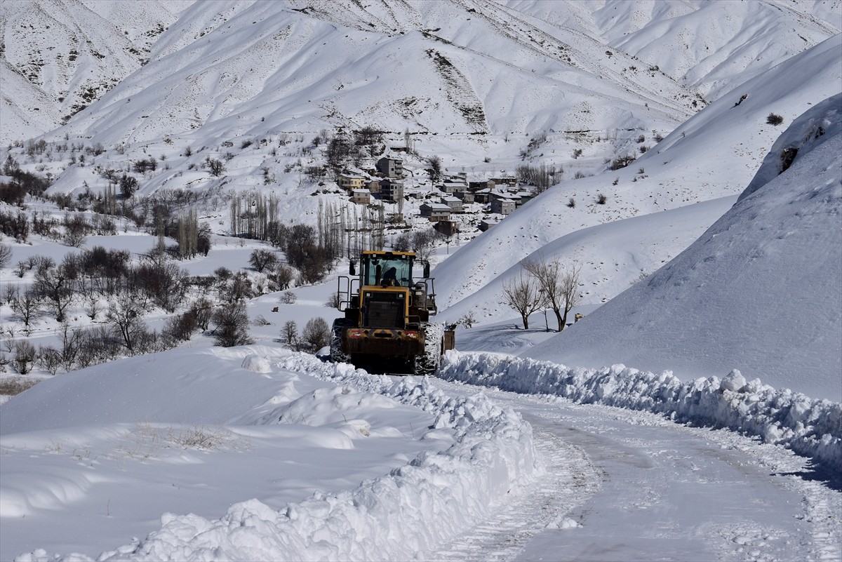 Bitlis'te İl Özel İdaresi ekiplerince karla mücadele ve yol açma çalışmaları devam ediyor.