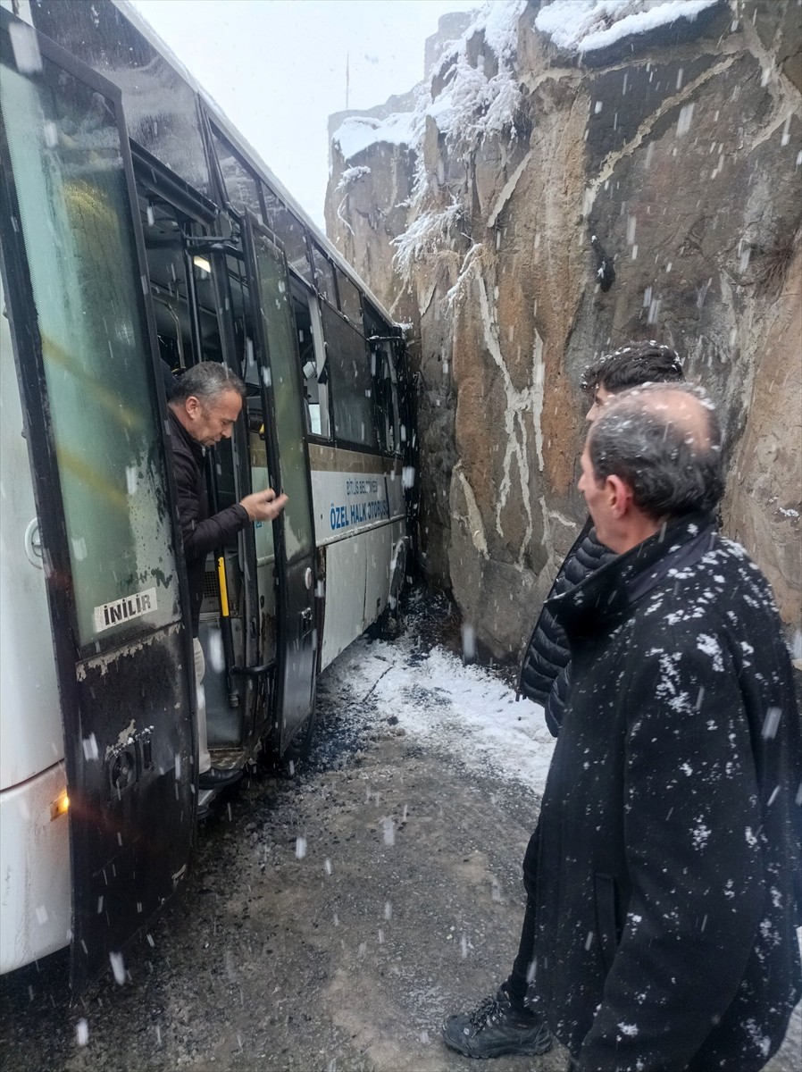 Bitlis'te kale duvarına çarpan özel halk otobüsündeki 4 kişi yaralandı.