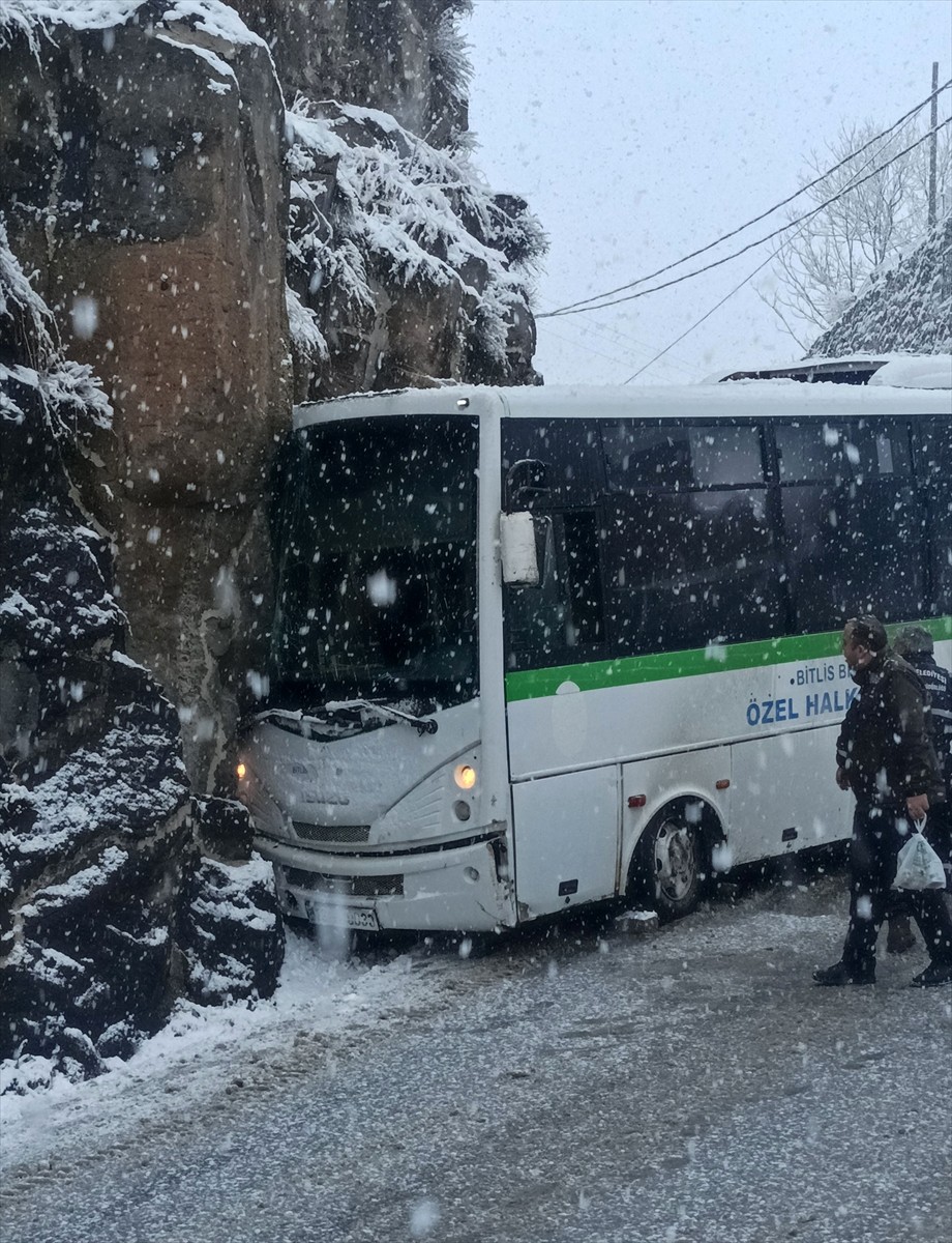 Bitlis'te kale duvarına çarpan özel halk otobüsündeki 4 kişi yaralandı.
