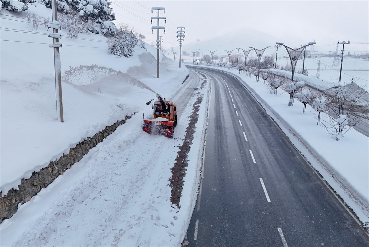  Bitlis'te kar yağışının ardından başlatılan yol açma çalışmaları sürüyor.