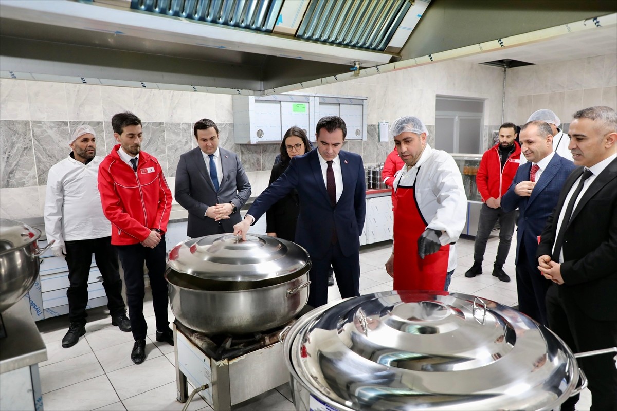 Bitlis'te valilik ve belediye, ramazanda 4 bin kişinin adresine iftar ulaştıracak. Valilik Sosyal...