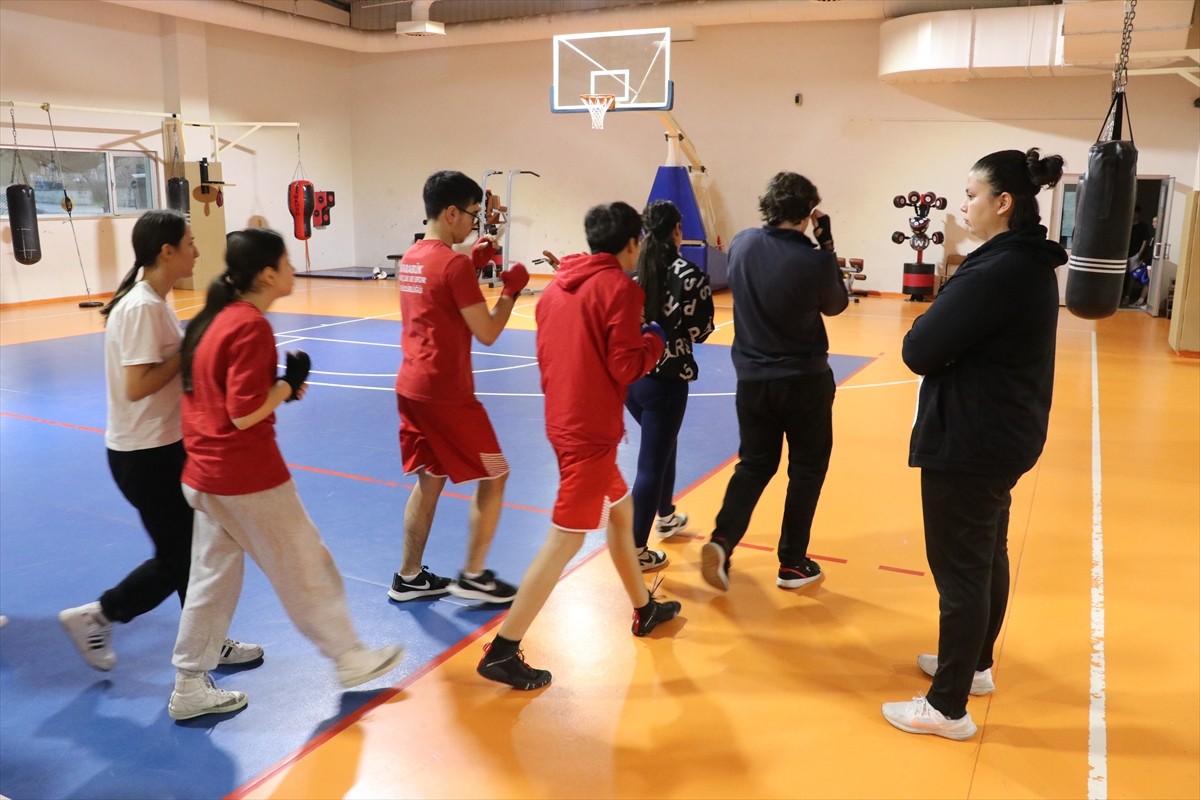 Boksta aktif kariyerinin ardından antrenörlüğe başlayan Eda Yenilmez (sağda), Karabük'te geleceğin...