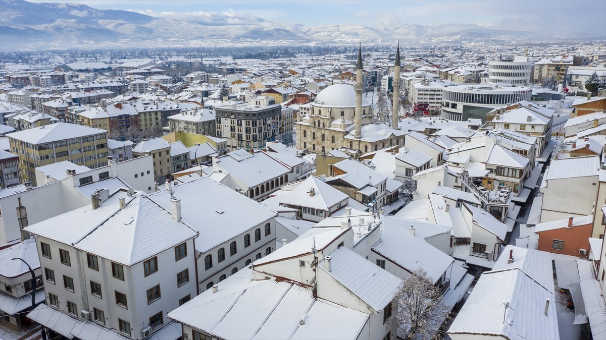 Bolu'da etki olan kar yağışının ardından kent merkezi beyaza büründü. 
