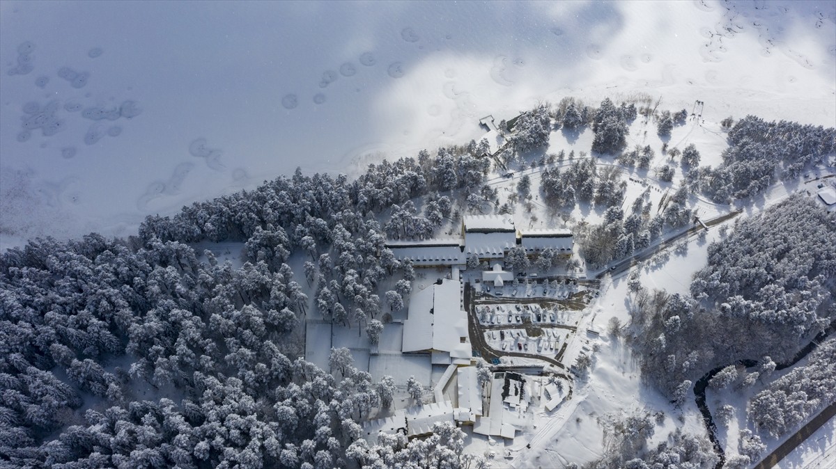 Bolu'nun doğal güzellikleriyle ünlü Abant Gölü Milli Parkı, kar yağışının ardından beyaza...