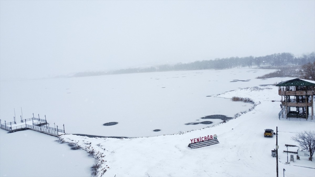 Bolu'nun Yeniçağa ve Dörtdivan ilçelerinde bulunan göl ve göletlerin yüzeyi buz tuttu.