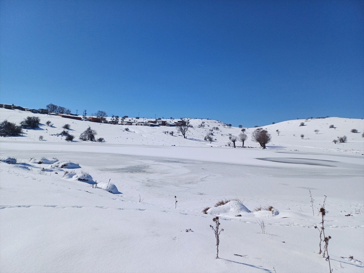 Bolu'nun Yeniçağa ve Dörtdivan ilçelerinde bulunan göl ve göletlerin yüzeyi buz tuttu.