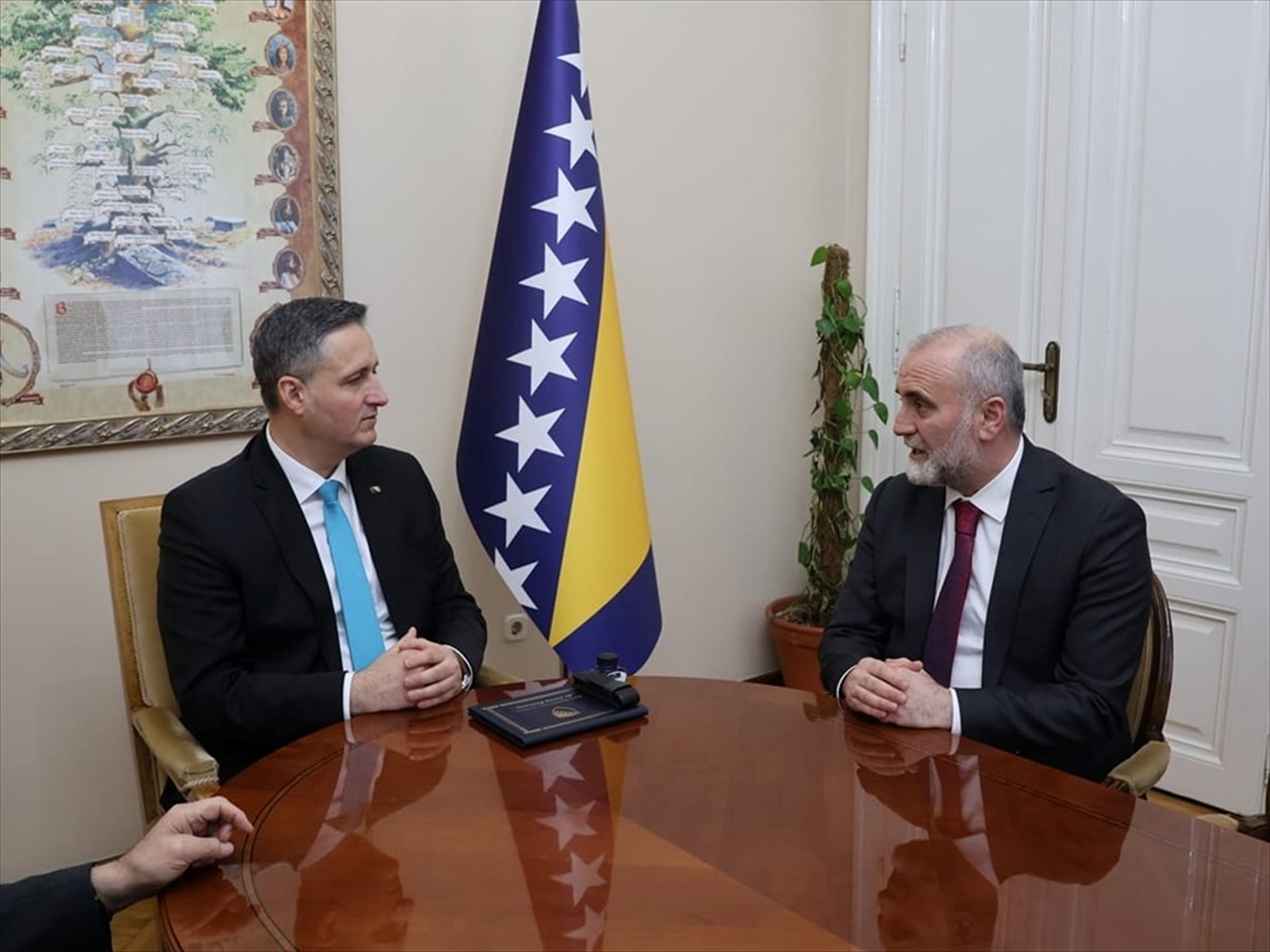Bosna Hersek Devlet Başkanlığı Konseyi Boşnak Üyesi Denis Becirovic (solda), Cumhurbaşkanı...