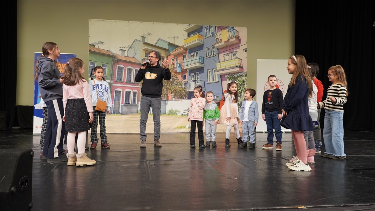 Bulgaristan'da, TRT Çocuk Kanalı'nın sevilen çizgi filmlerinden Rafadan Tayfa'nın sahne gösterisi...