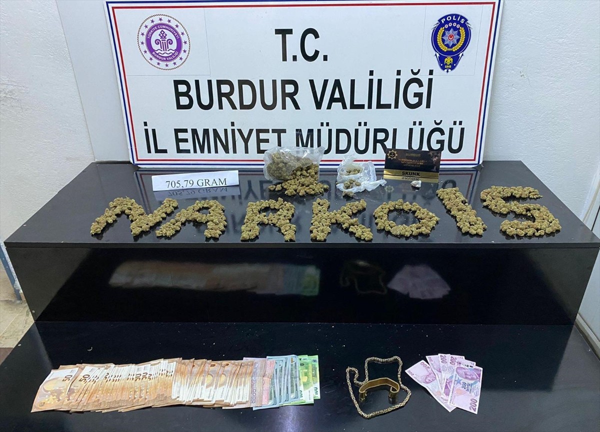 Burdur'da uyuşturucu operasyonunda gözaltına alınan şüpheli tutuklandı. Polis ekiplerince yapılan...