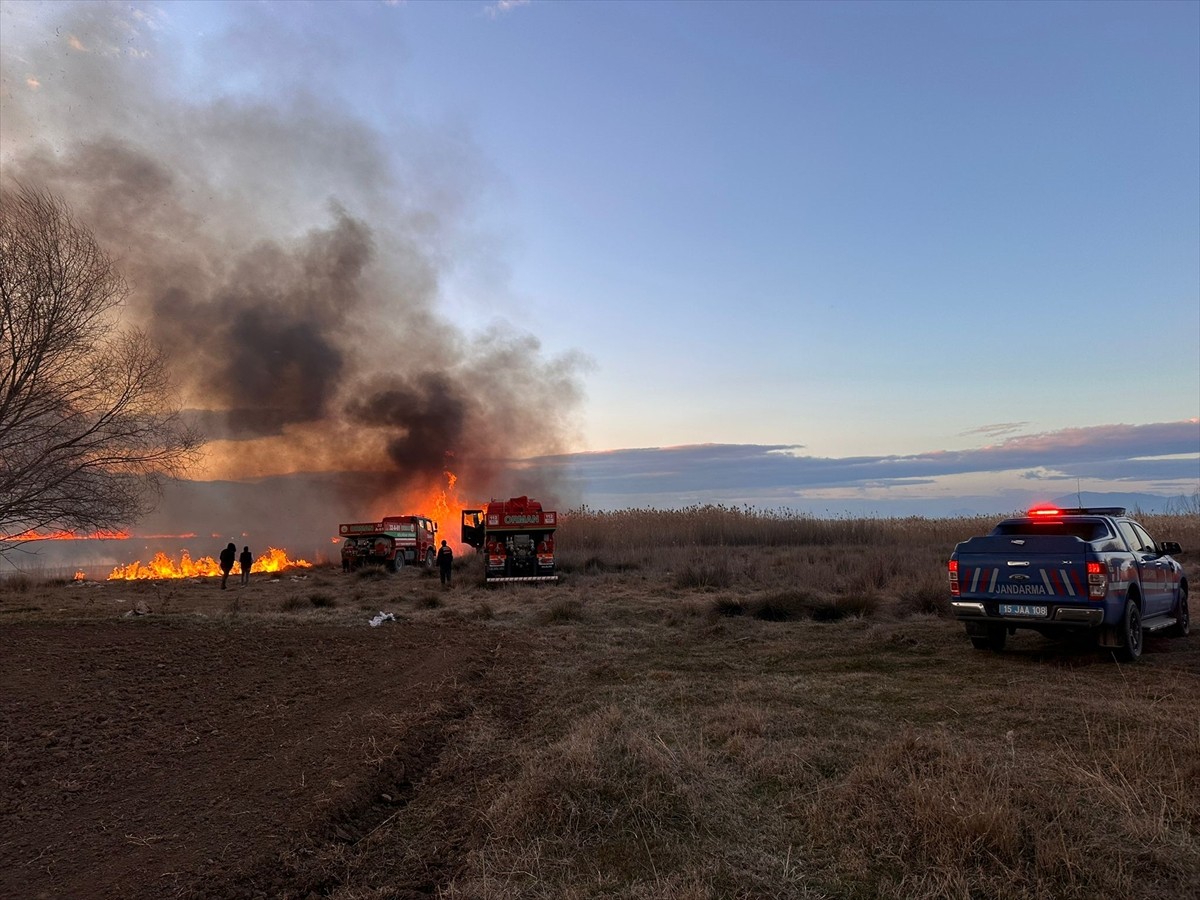 Burdur'un Gölhisar ilçesinde sazlık alanda çıkan yangın, itfaiye ekiplerince kontrol altına...