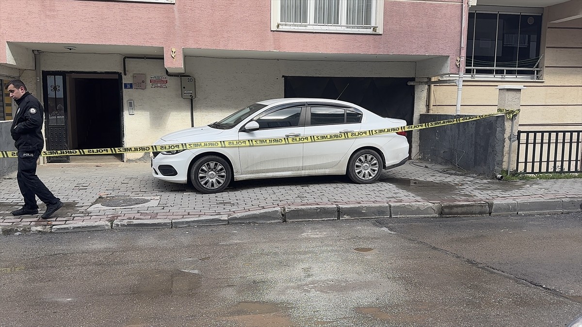 Bursa'da sokakta silahlı saldırıya uğrayan kişi yaralandı. Polis ekipleri, olay yerinde incelemede...