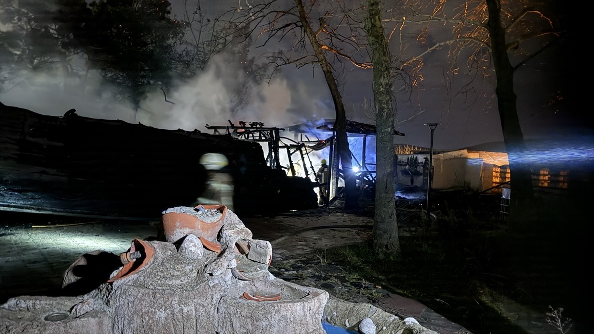 Bursa'da tarihi Kestel Kalesi'nin üzerindeki ahşap kafeteryada çıkan yangın söndürüldü.