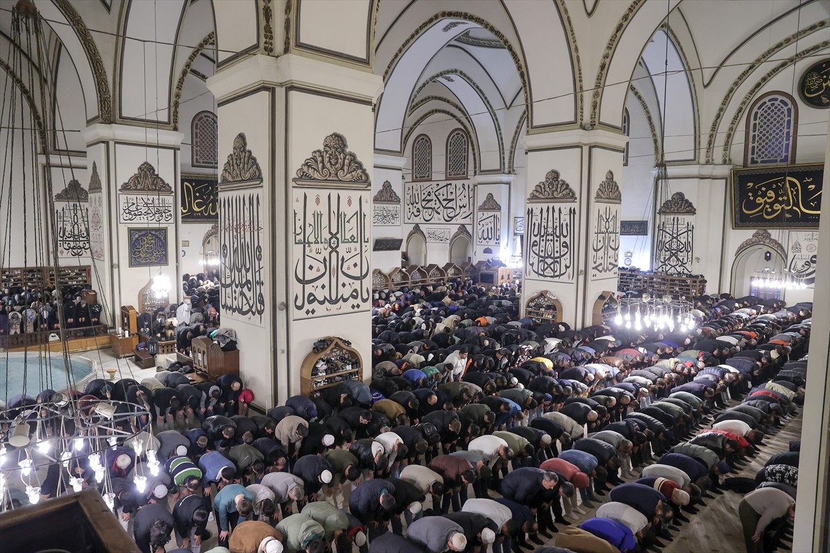 Bursa'da tarihi Ulu Cami ve kentin diğer camilerini dolduran vatandaşlar, ilk teravih namazını...