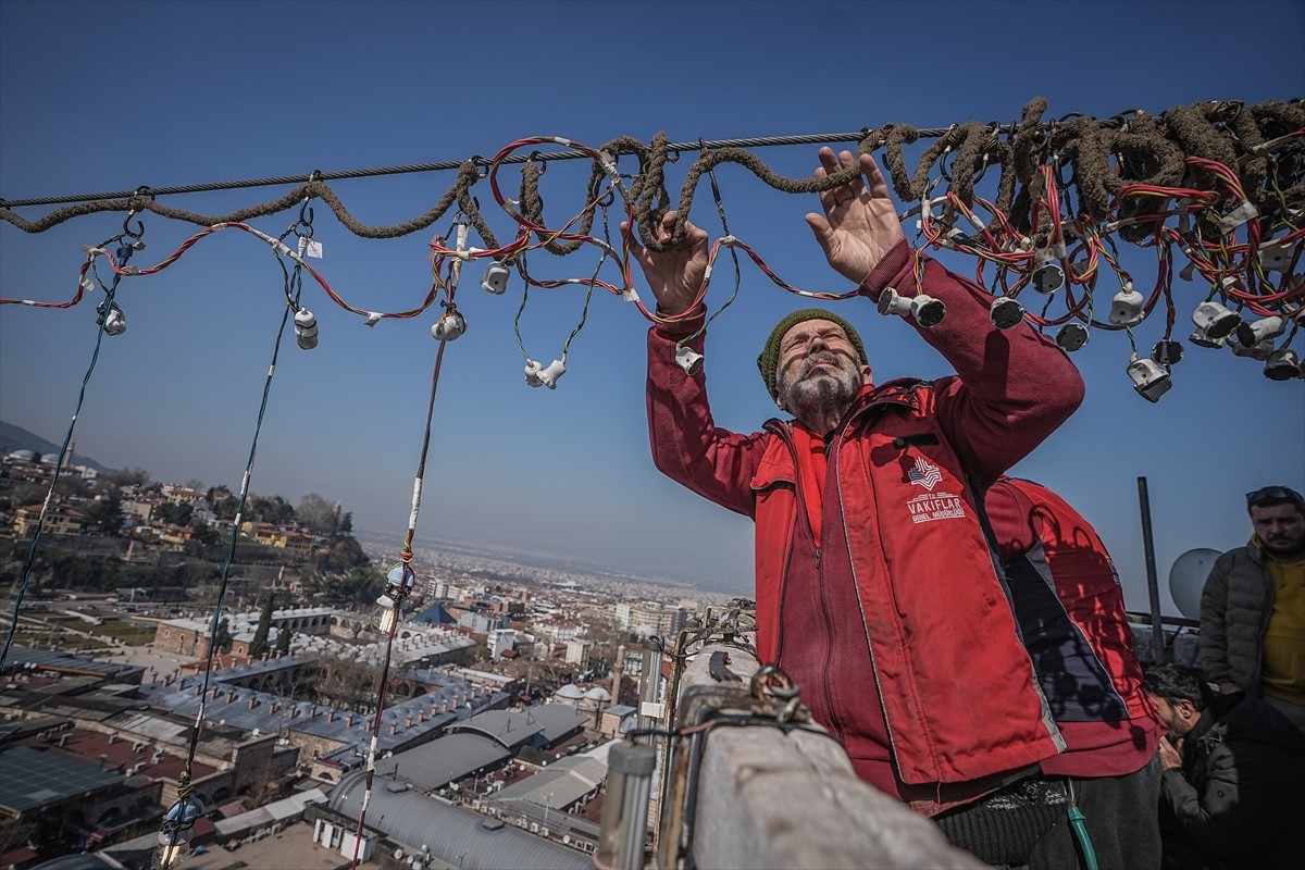 Bursa'daki tarihi Ulu Cami'nin minareleri arasına "Allah iyilik yapanları sever" yazılı mahya...