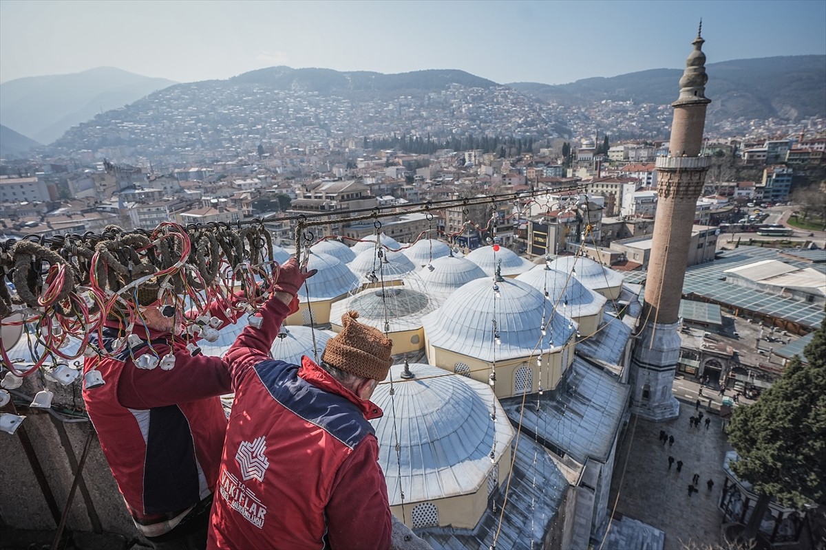 Bursa'daki tarihi Ulu Cami'nin minareleri arasına "Allah iyilik yapanları sever" yazılı mahya...