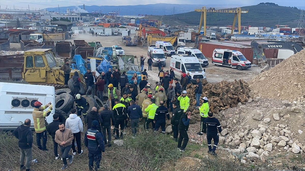 Bursa'nın Gemlik ilçesinde tırla çarpışan otobüsün şarampole devrilmesi sonucu 9 kişi yaralandı....