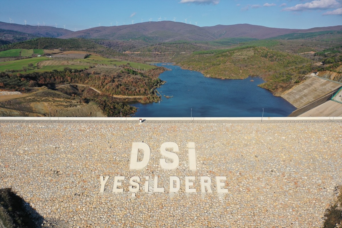Bursa'nın Karacabey ilçesinde yapımı tamamlanan ve su tutmaya başlayan Yeşildere Barajı ile 38 bin...