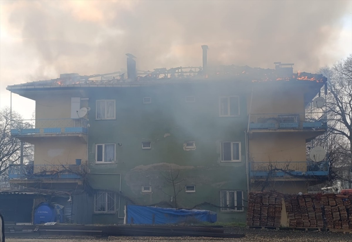 Bursa'nın Orhaneli ilçesinde 3 katlı binanın çatısında çıkan yangın itfaiye ekiplerince...