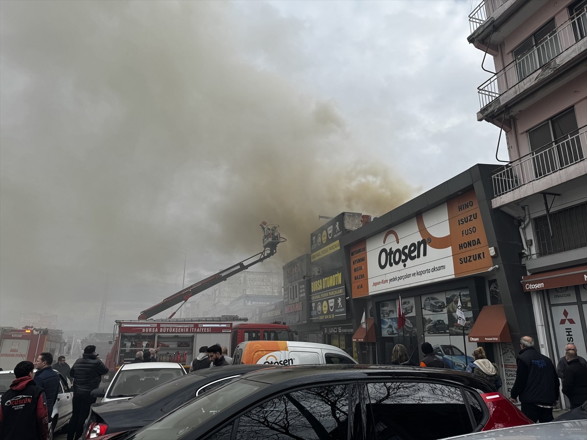 Bursa'nın Osmangazi ilçesinde oto aksesuar üzerine faaliyet gösteren bir iş yerinde çıkan yangın...