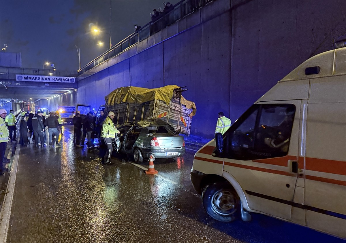 Bursa'nın Yıldırım ilçesinde dört aracın karıştığı zincirleme trafik kazasında 1 kişi hayatını...