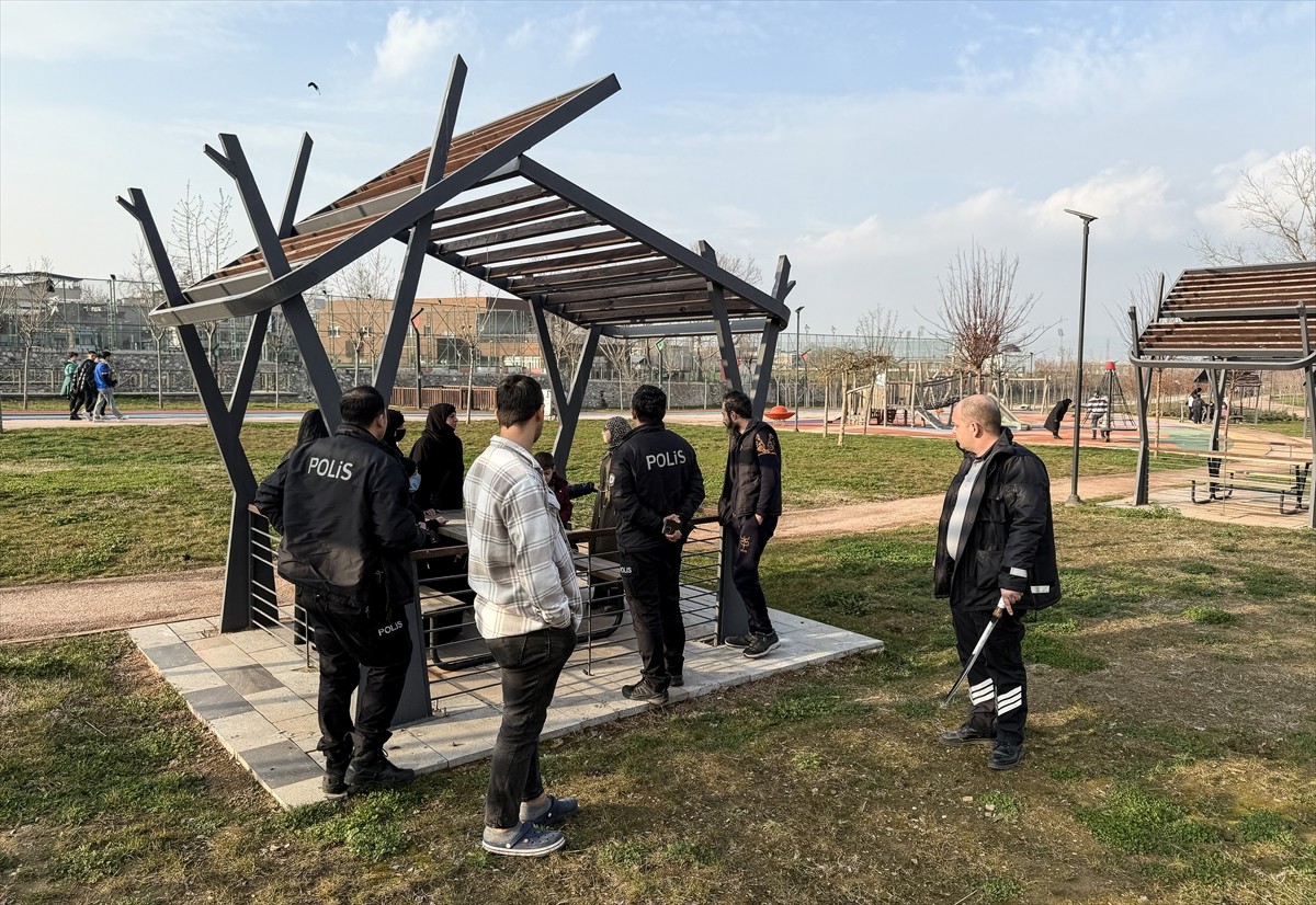 Bursa'nın Yıldırım ilçesinde, parkta iki grup arasındaki kavgayı ayırmaya çalışan güvenlik...