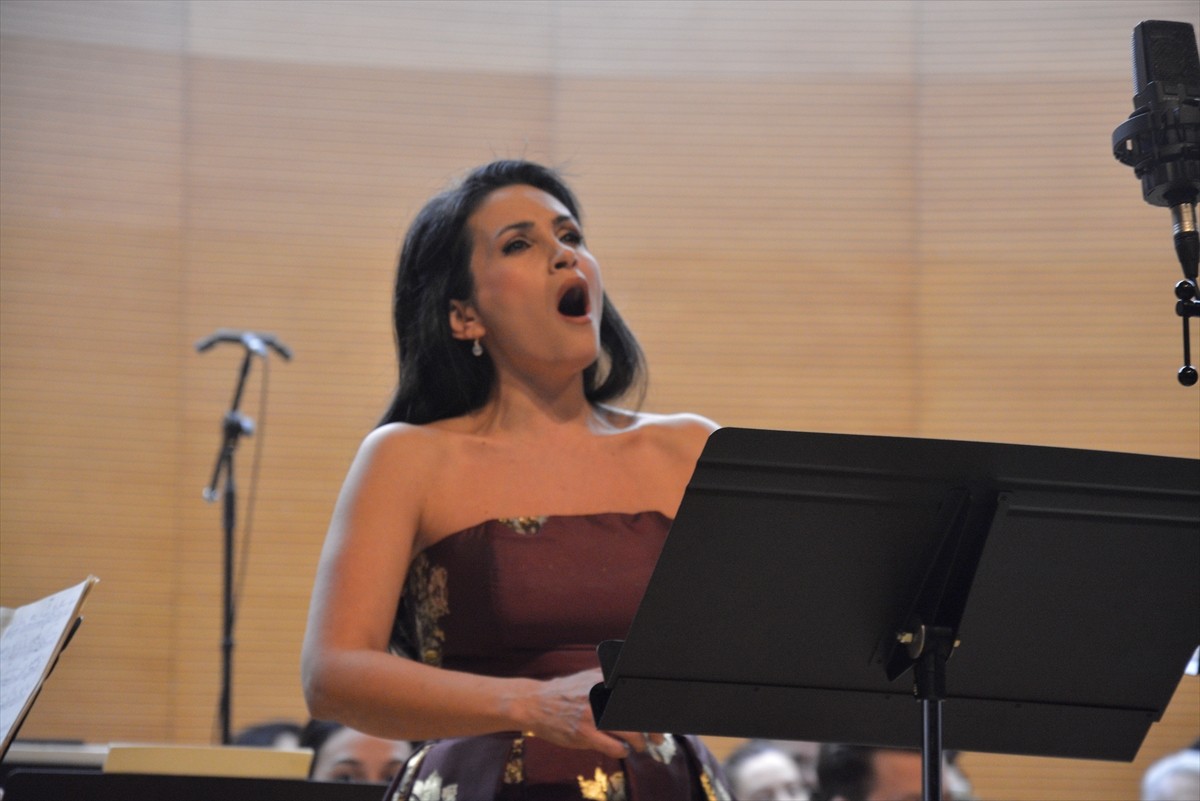 Bursa Bölge Devlet Senfoni Orkestrası (BBDSO), konserde Alman şef Cornelia Von Kerssenbrock ve...