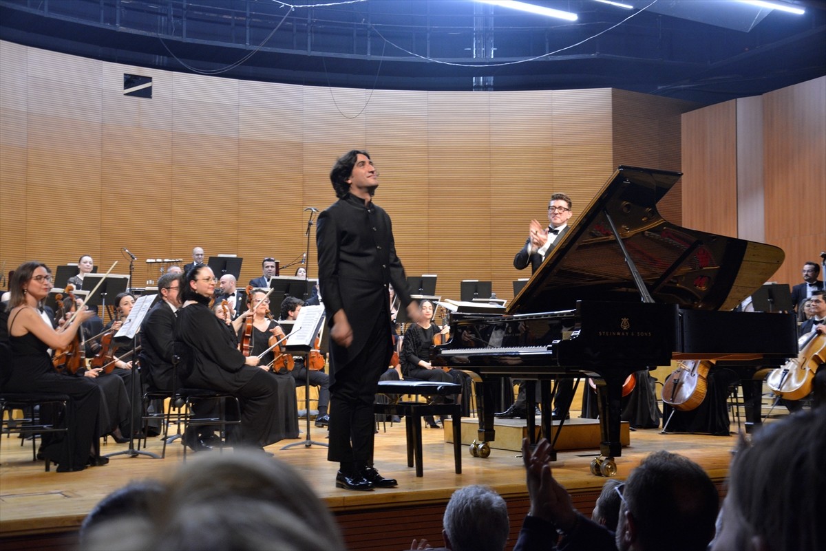 Bursa Bölge Devlet Senfoni Orkestrası (BBDSO), "Yeni Dünyadan" konserinde piyanist Cem Babacan ile...