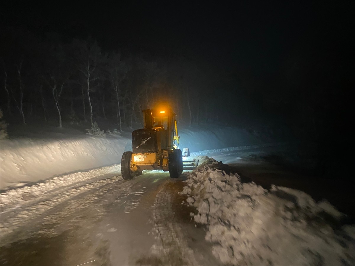 Bursa Büyükşehir Belediyesi ekipleri, il genelinde kapanan 143 mahalle yolunu yeniden ulaşıma...