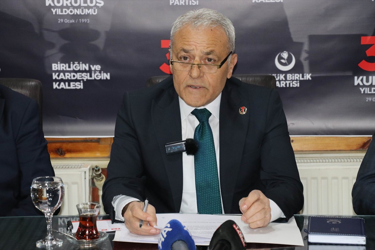 Büyük Birlik Partisi (BBP) Genel Başkan Yardımcısı Fehmi Güney (ortada), Amasya'daki bir...