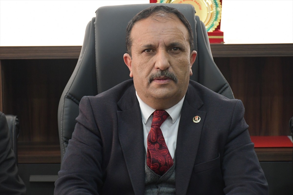 Büyük Birlik Partisi (BBP) Genel Başkan Yardımcısı Uğur Bulut, partisinin Batman'daki il binasını...