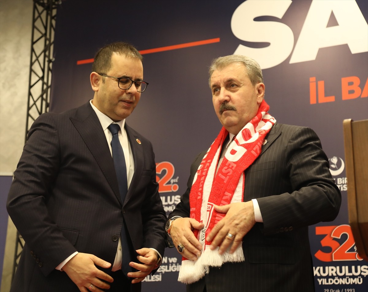 Büyük Birlik Partisi (BBP) Genel Başkanı Mustafa Destici (sağda), Samsun'da bir otelde düzenlenen...