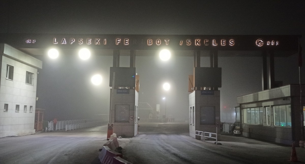 Çanakkale'de Lapseki-Gelibolu hattındaki feribot seferleri sis nedeniyle geçici olarak...